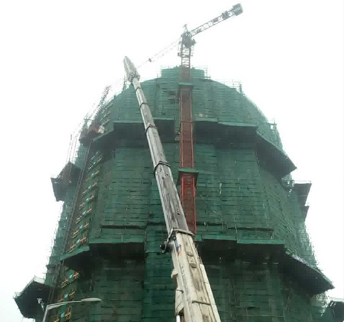 顺城吊车在工地上作业